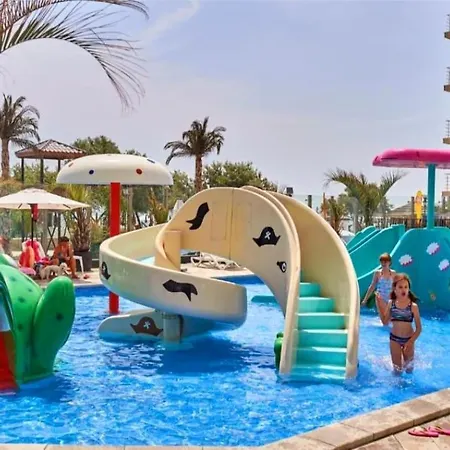 Elite Luxury - Pool & Langa Plaja Apartman *