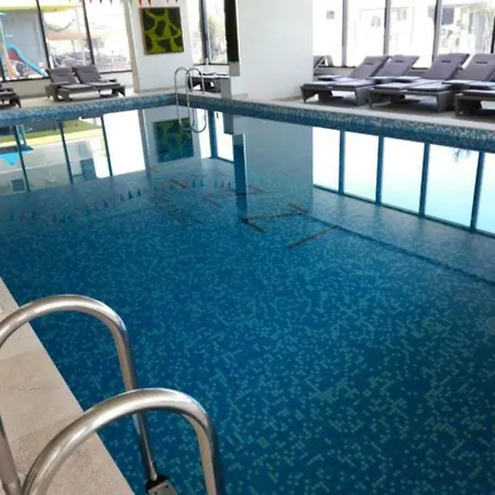 Elite Luxury - Pool & Langa Plaja Apartman *